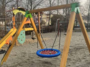 Közösségi összefogás a gyermekek fejlődéséért – új kültéri eszközök az iskolaudvaron