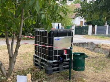 Locsolótartály került a játszótérhez