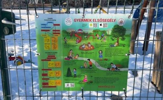 Elsősegélynyújtó táblák a játszótereken